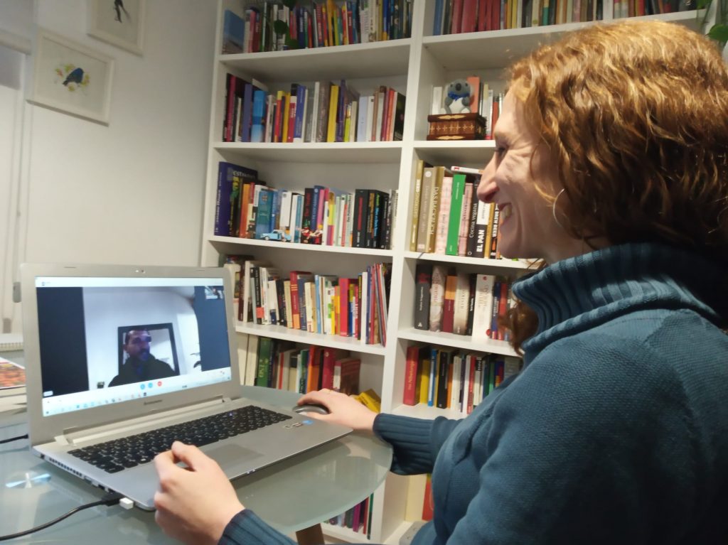 Gabriela dando una clase online