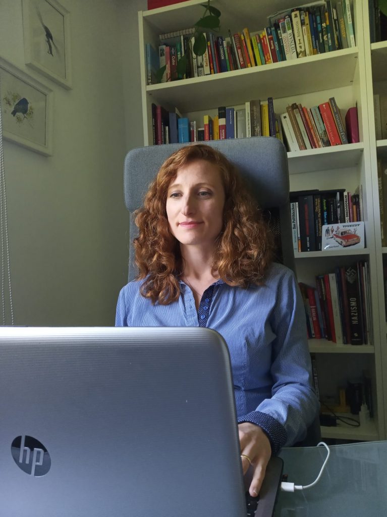 Gabriela dando una clase de alemán online